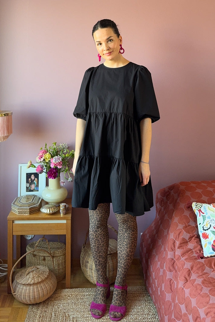 Naisten musta kerroksellinen mekko