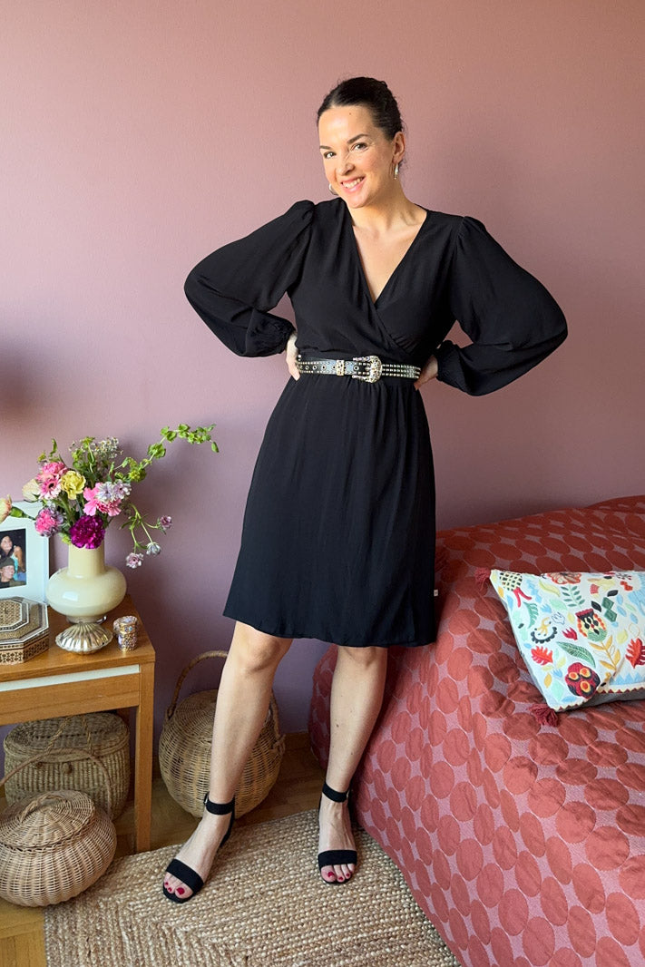 Naisten musta viskoosikreppi kietaisumekko | modelheight:165, size:M