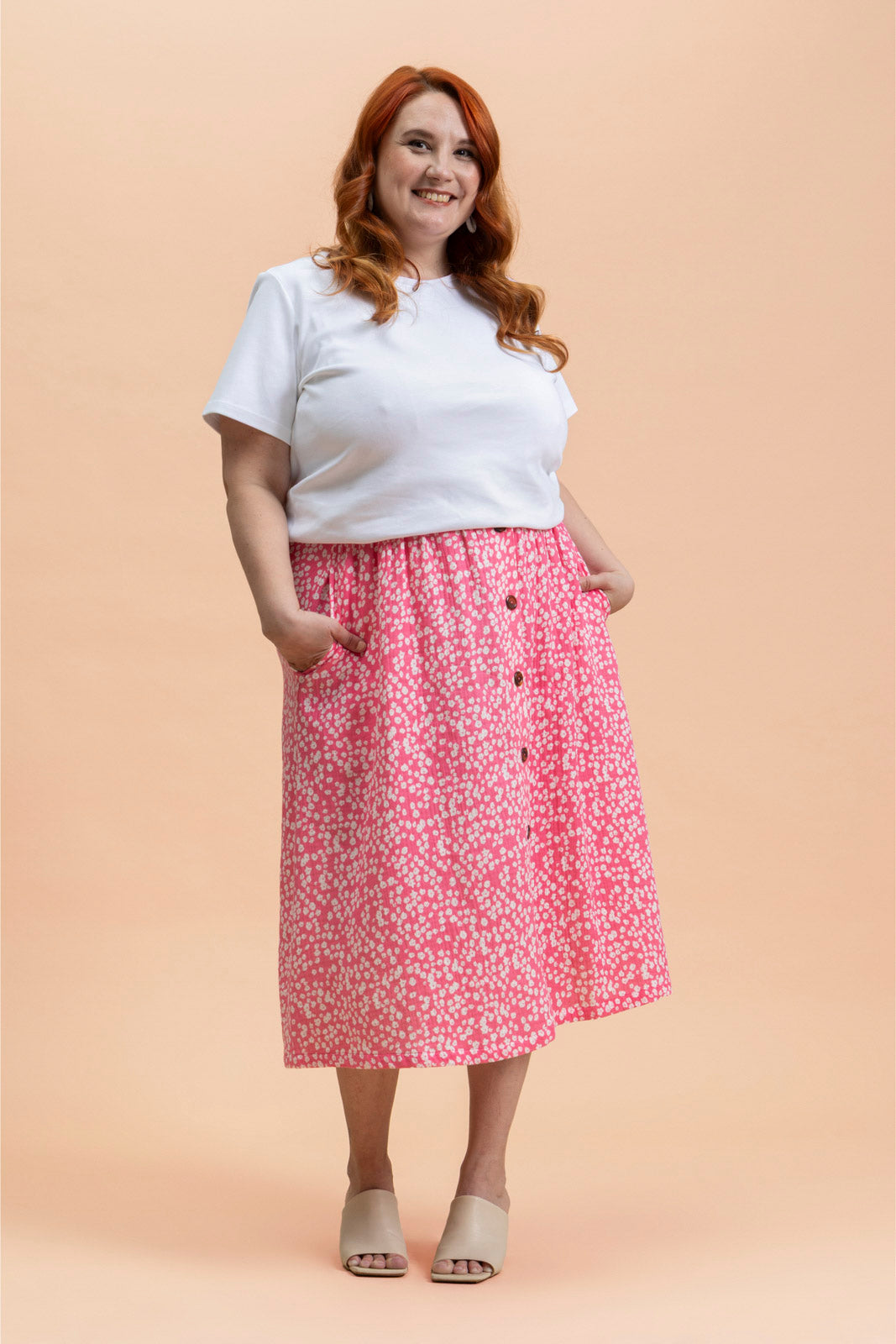 Naisten pinkki musliininen hame minimalistisella kukkakuosilla | modelheight:166, size:XL