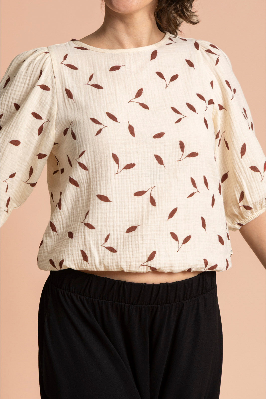 Naisten vaalea musliininen paita minimalistisella kuosilla