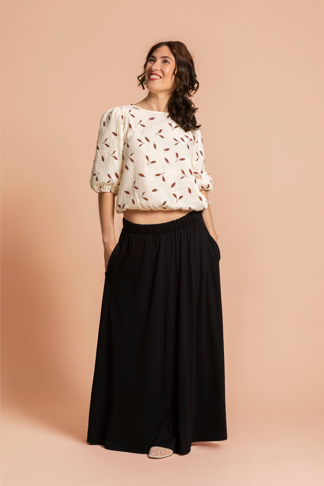 Naisten vaalea musliininen paita minimalistisella kuosilla