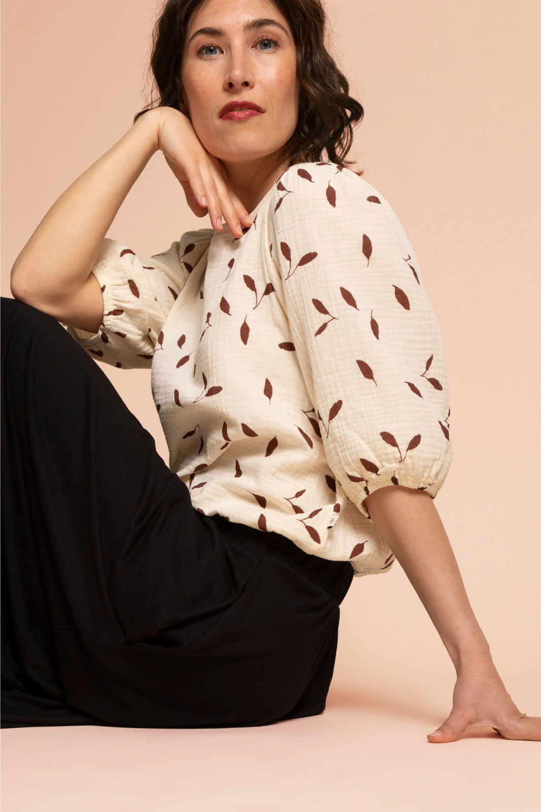 Naisten vaalea musliininen paita minimalistisella kuosilla