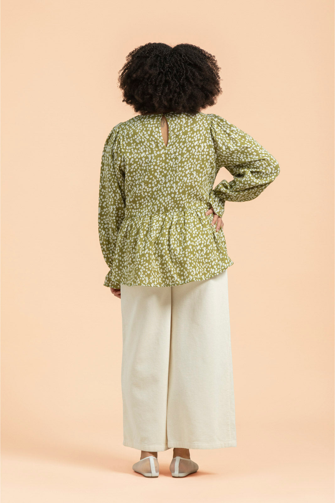Naisten vihreä musliininen paita minimalistisella kuosilla