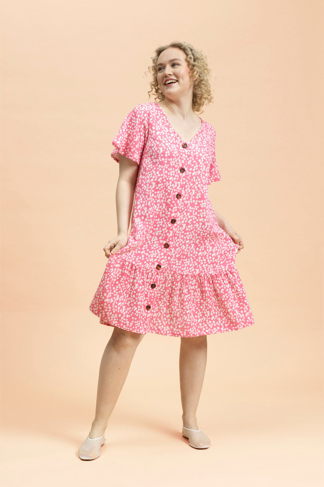 Naisten pinkki musliininen t-paitamekko minimalistisella kukkakuosilla | modelheight:164, size:XS