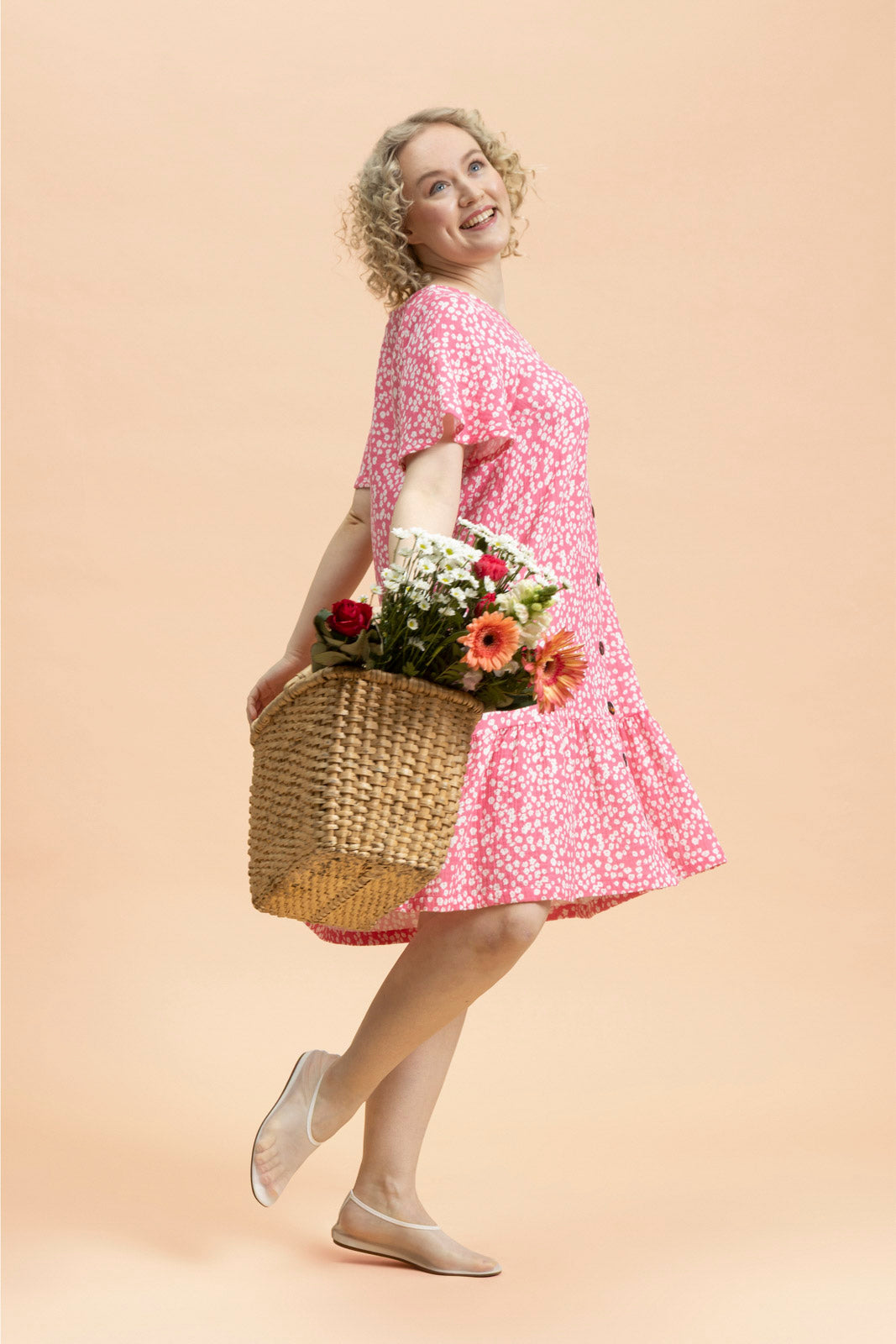 Naisten pinkki musliininen t-paitamekko minimalistisella kukkakuosilla | modelheight:164, size:XS