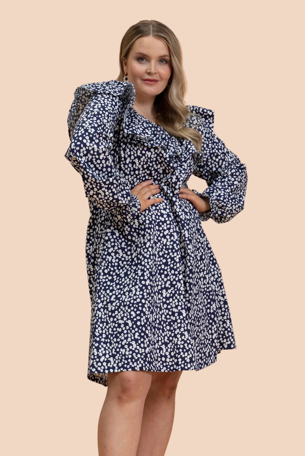 Naisten tummansininen mekko minimalistella kukkakuosilla| modelheight:166, size:M