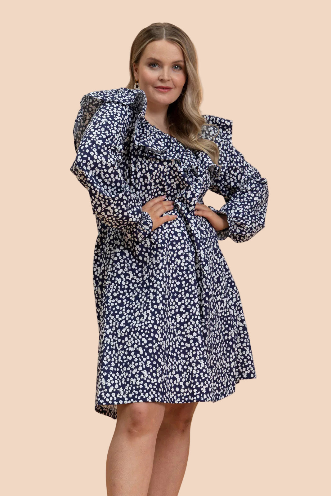 Naisten tummansininen mekko minimalistella kukkakuosilla| modelheight:166, size:M