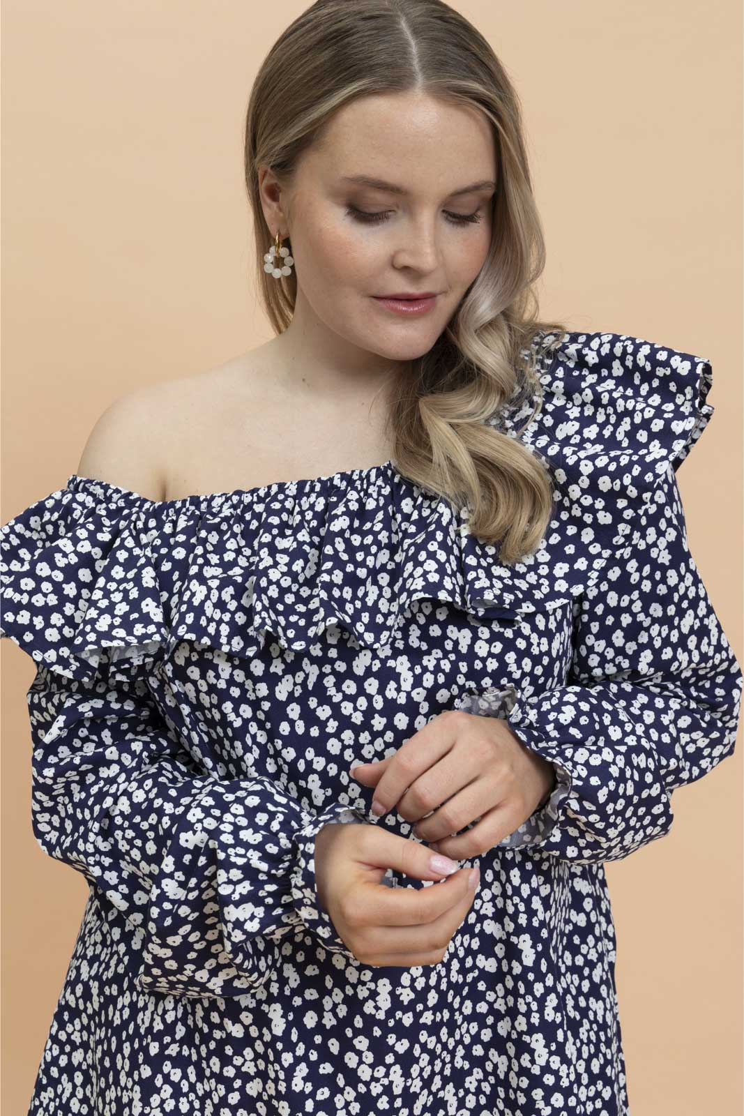 Naisten tummansininen mekko minimalistella kukkakuosilla| modelheight:166, size:M