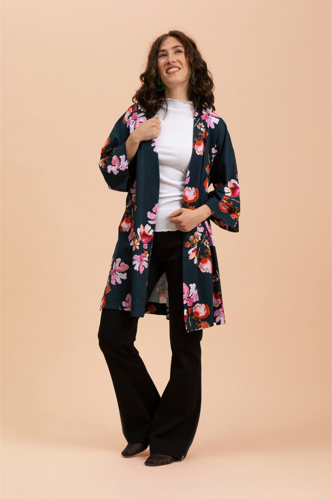 Naisten tummansininen puuvillatakki kukkakuviolla | modelheight:163, size:XS