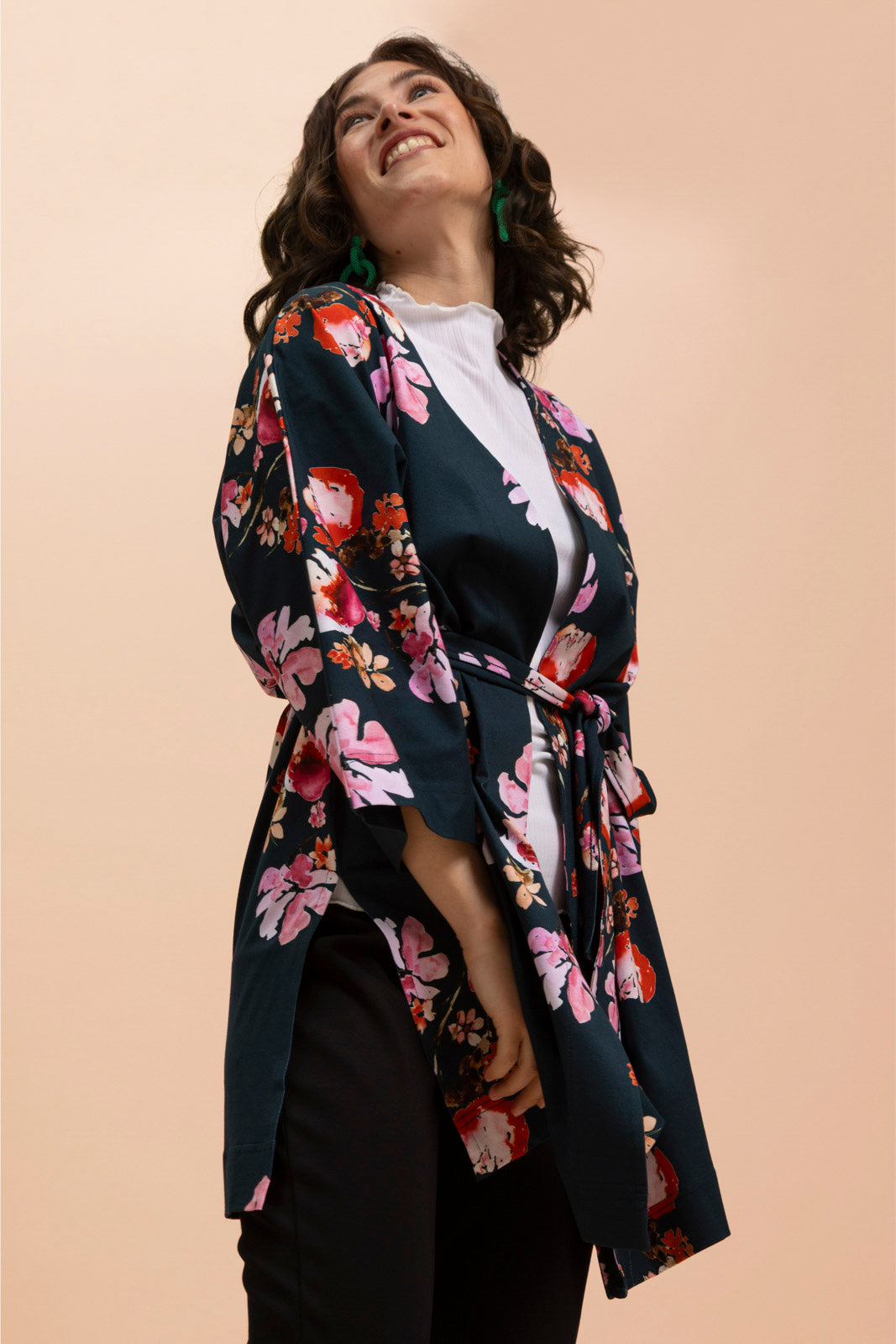 Naisten tummansininen puuvillatakki kukkakuviolla | modelheight:163, size:XS