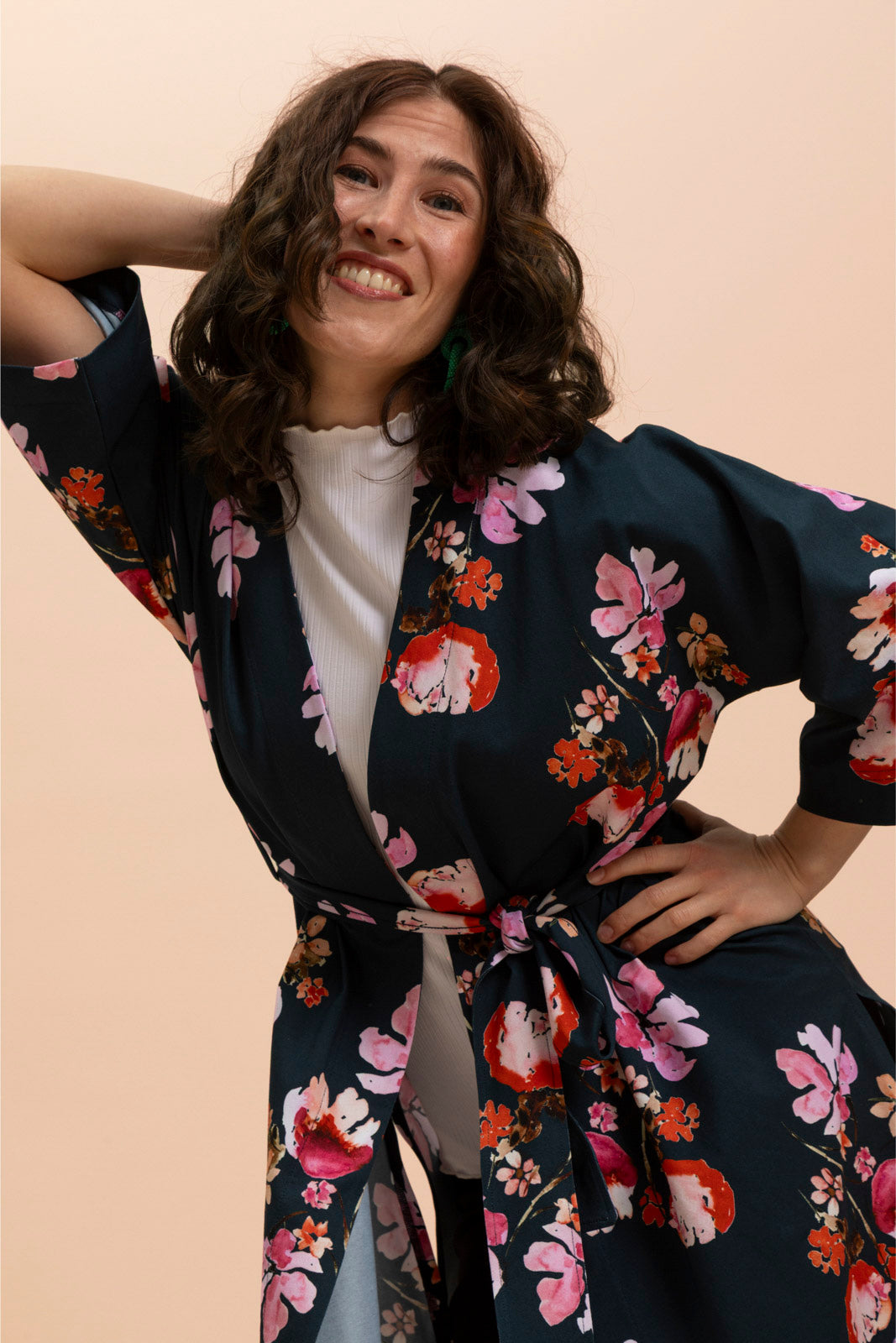 Naisten tummansininen puuvillatakki kukkakuviolla | modelheight:163, size:XS