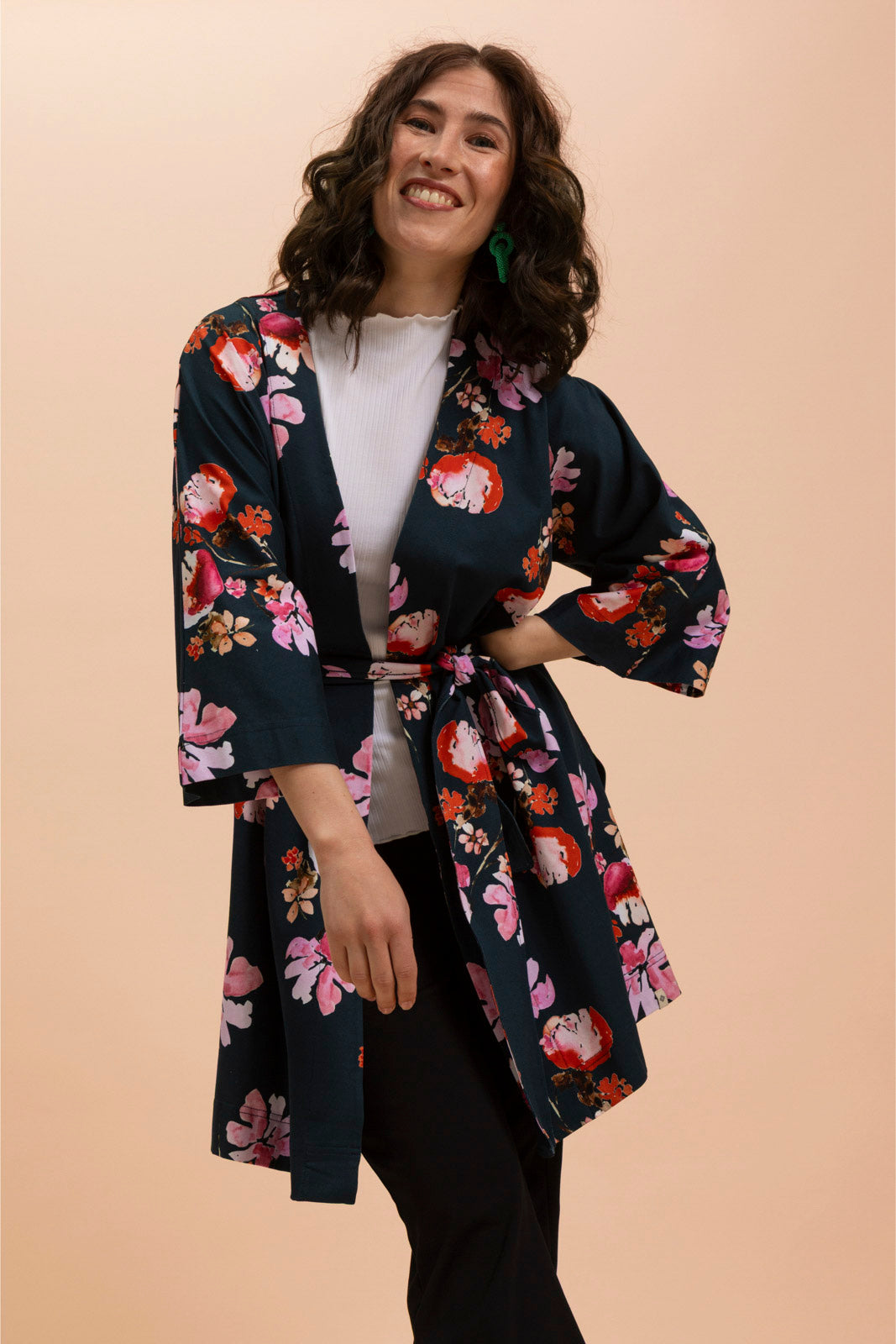 Naisten tummansininen puuvillatakki kukkakuviolla | modelheight:163, size:XS