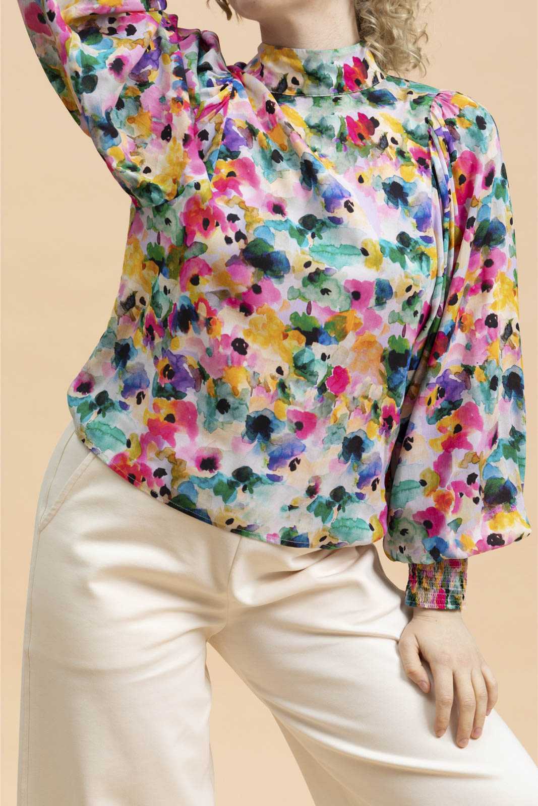 Naisten värikäs juhlapaita | modelheight:164, size:XS