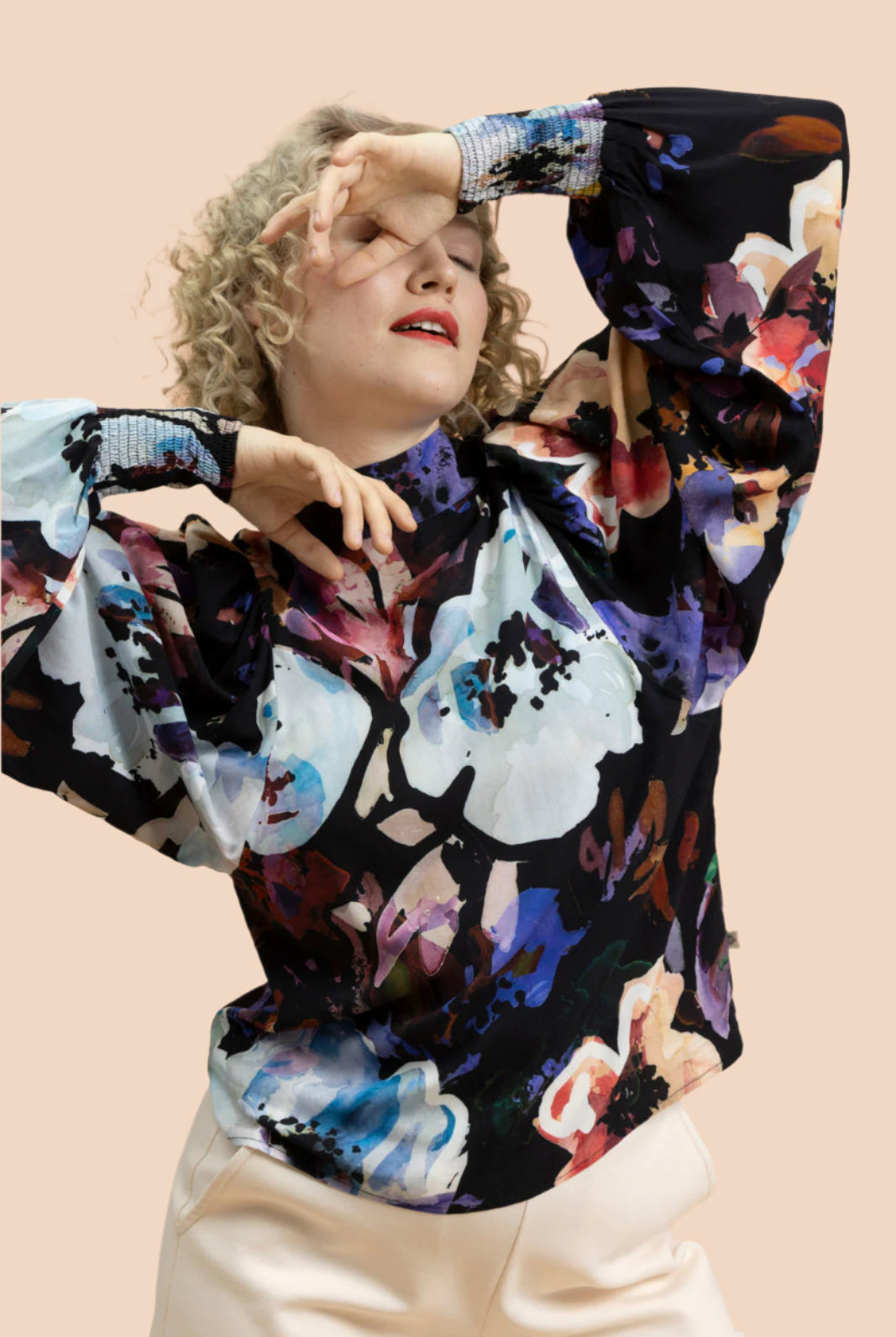 Naisten musta kukkakuosinen paita