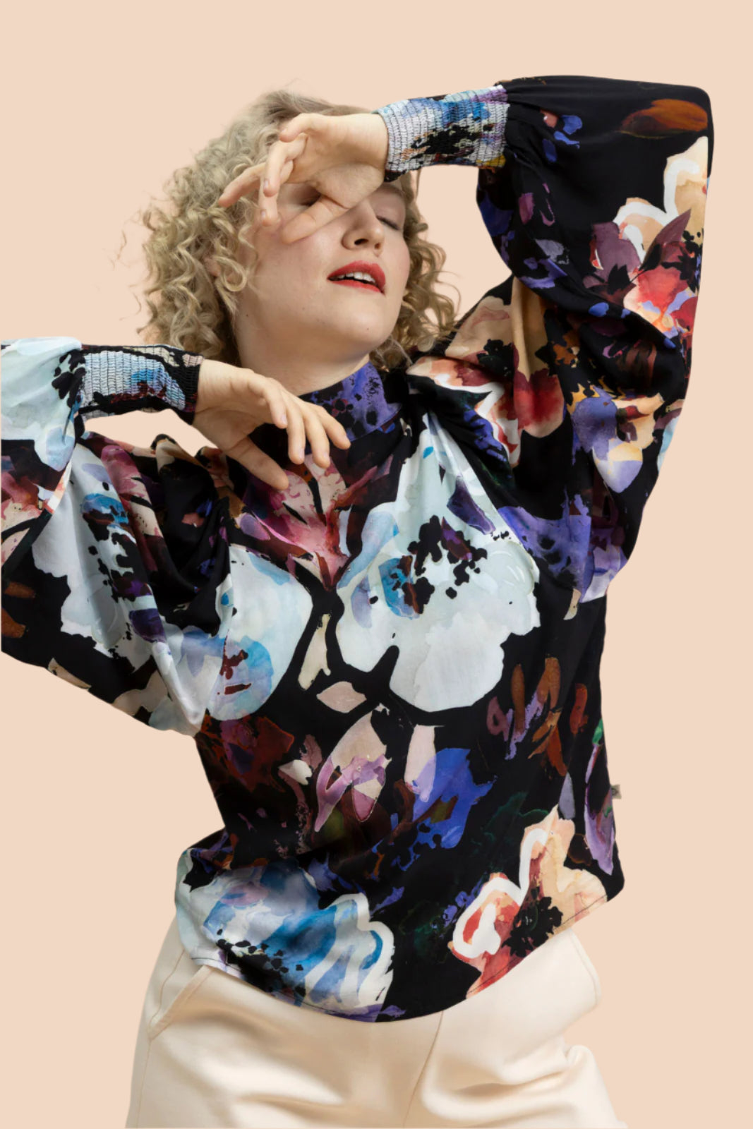 Naisten musta kukkakuosinen paita | modelheight:164, size:XS