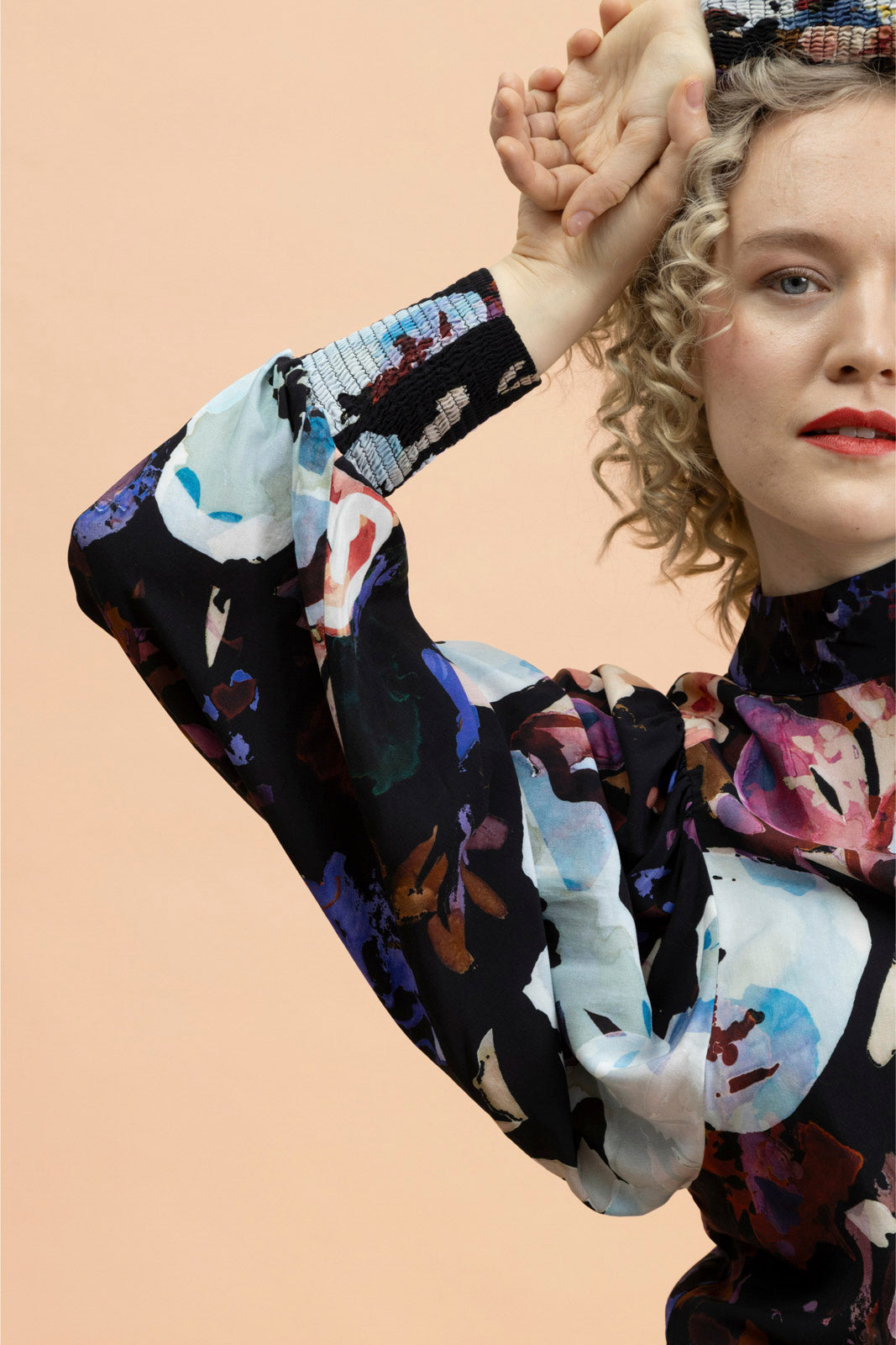 Naisten musta kukkakuosinen paita