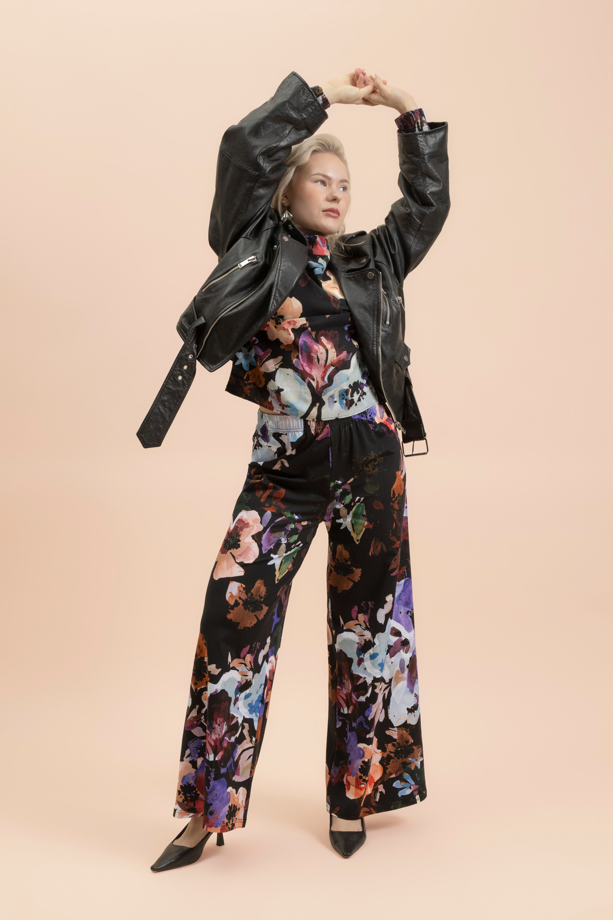 | modelheight:169, size:M