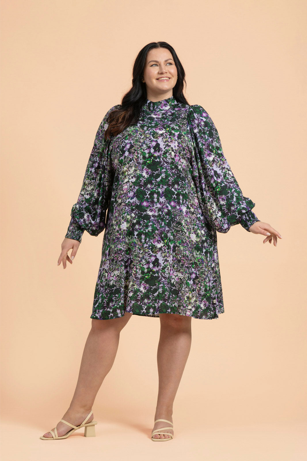 Naisten liilan ja vihreän sävyinen mekko