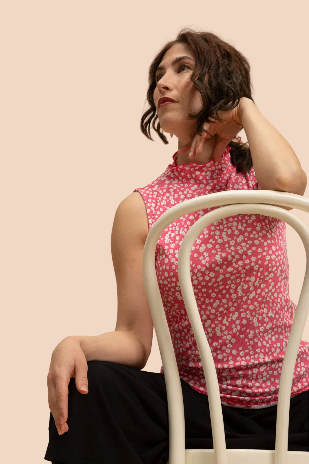 Naisten pinkki ribbi toppi minimalistisella kukkakuosilla | modelheight:163, size:XS