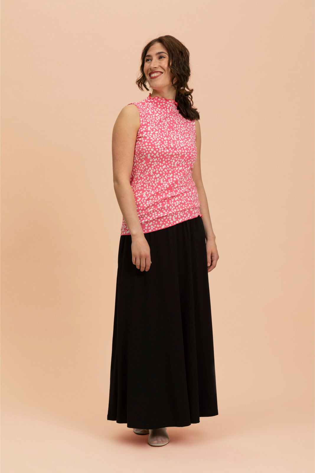 Naisten pinkki ribbi toppi minimalistisella kukkakuosilla | modelheight:163, size:XS