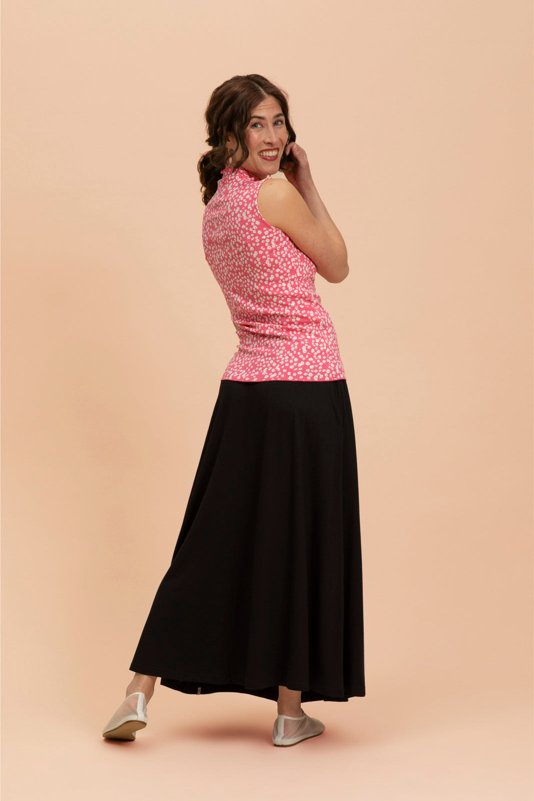 Naisten pinkki ribbi toppi minimalistisella kukkakuosilla | modelheight:163, size:XS