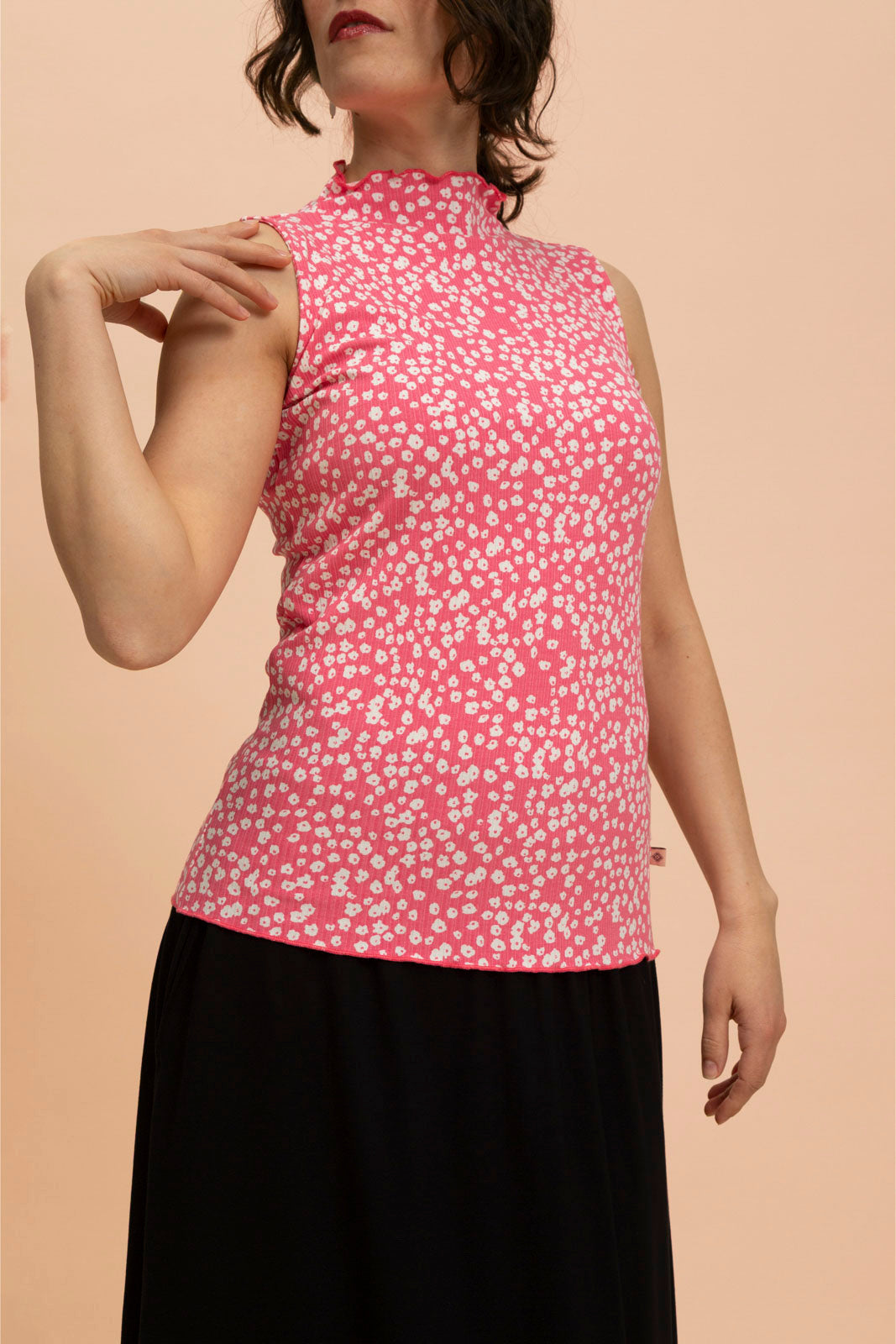 Naisten pinkki ribbi toppi minimalistisella kukkakuosilla | modelheight:163, size:XS