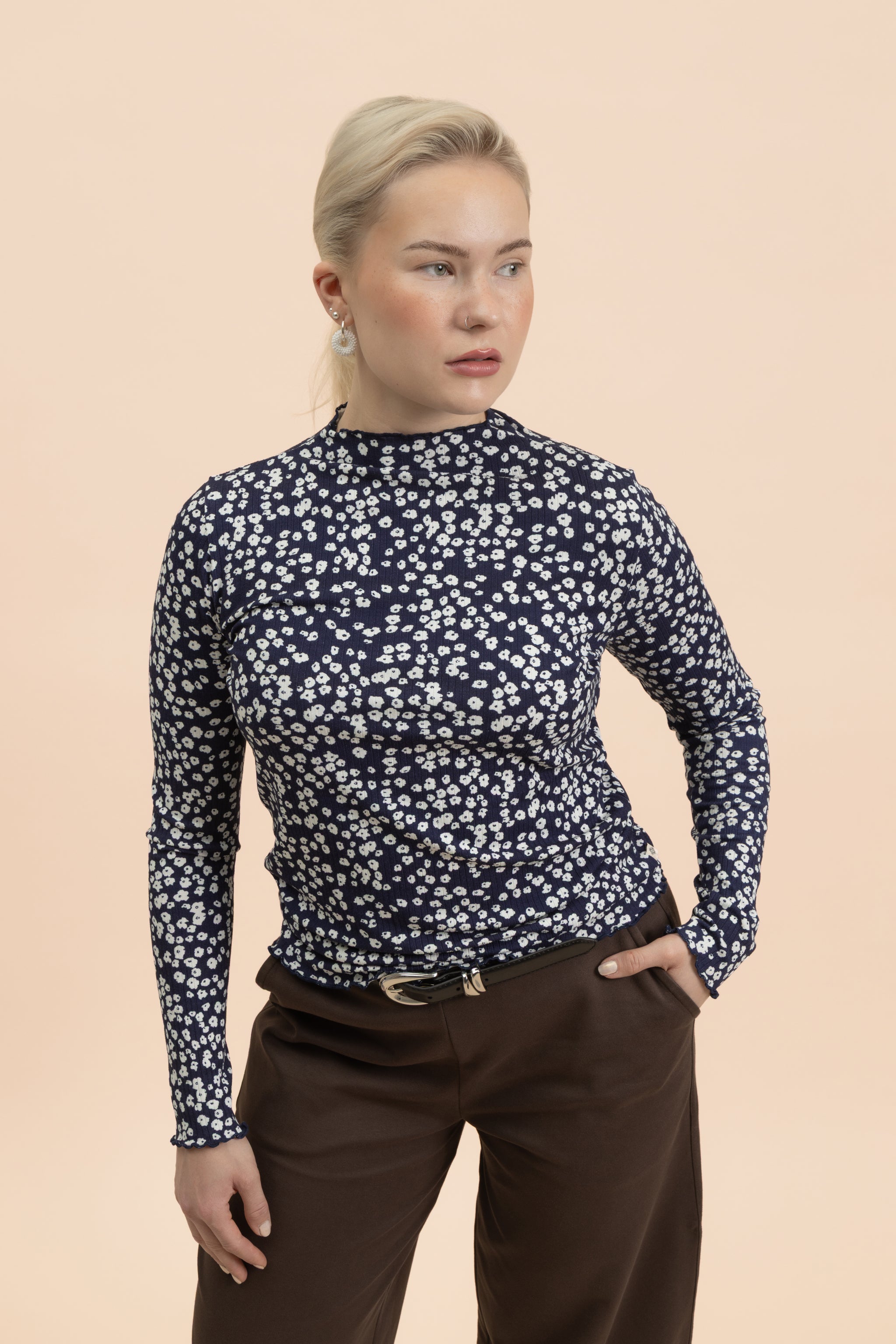 | modelheight:169, size:M
