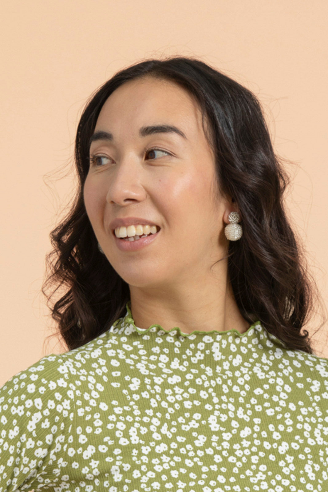 Naisten vihreä pitkähihainen paita minimalistisella kuosilla