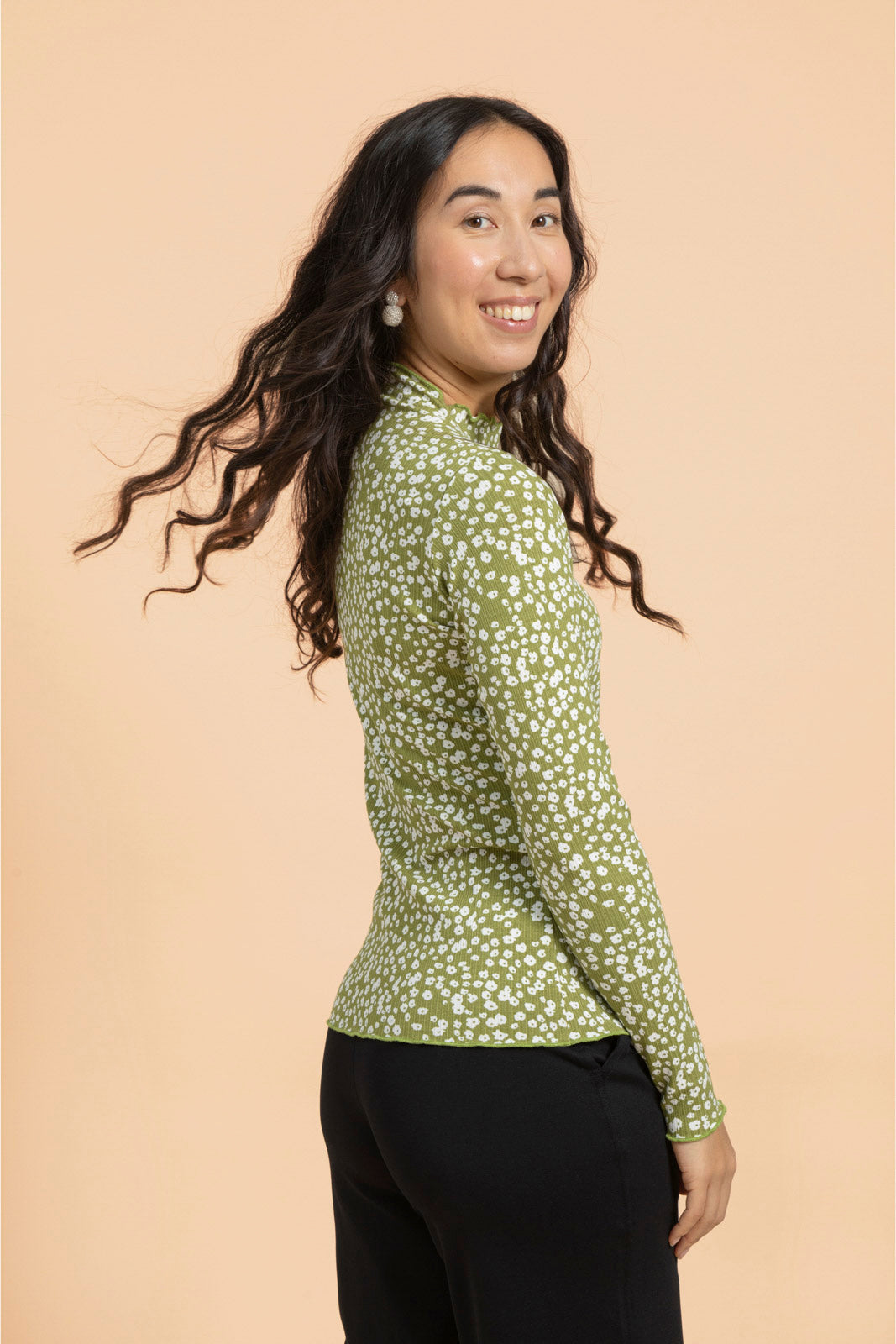 Naisten vihreä pitkähihainen paita minimalistisella kuosilla