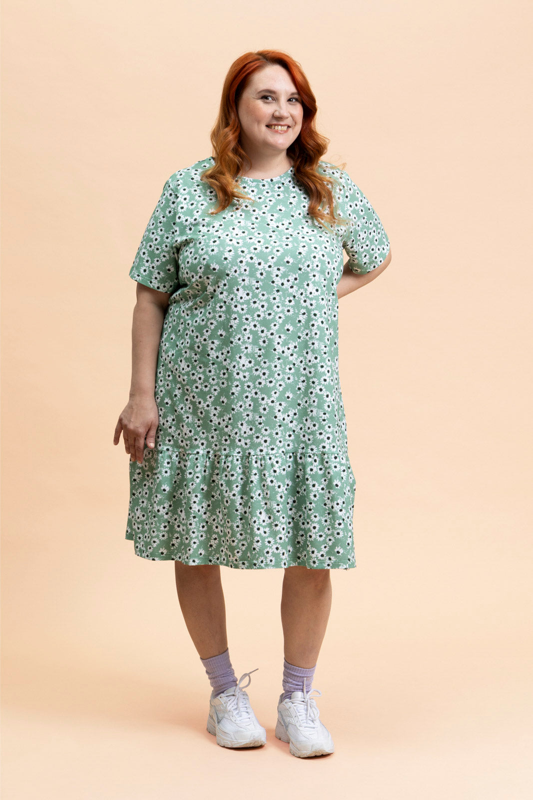 Naisten vihreä t-paitamekko minimalistisella kukkakuosilla | modelheight:166, size:XL