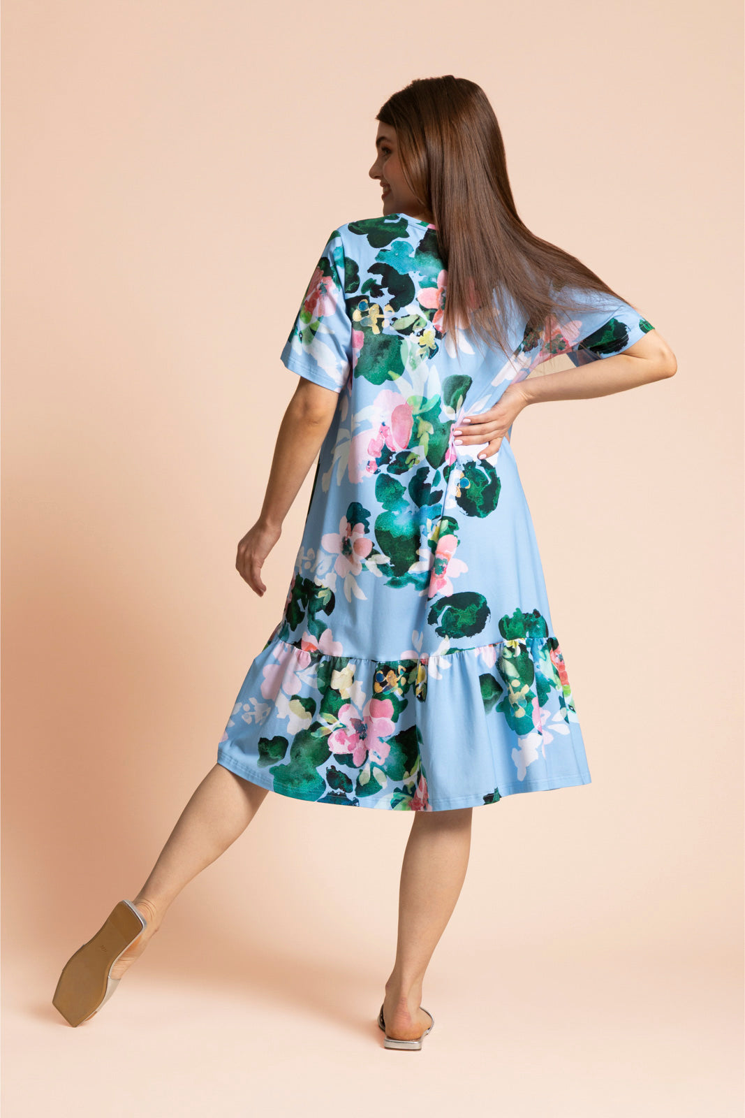 Naisten sininen t-paita mekko kukkakuosilla | modelheight:162, size:M