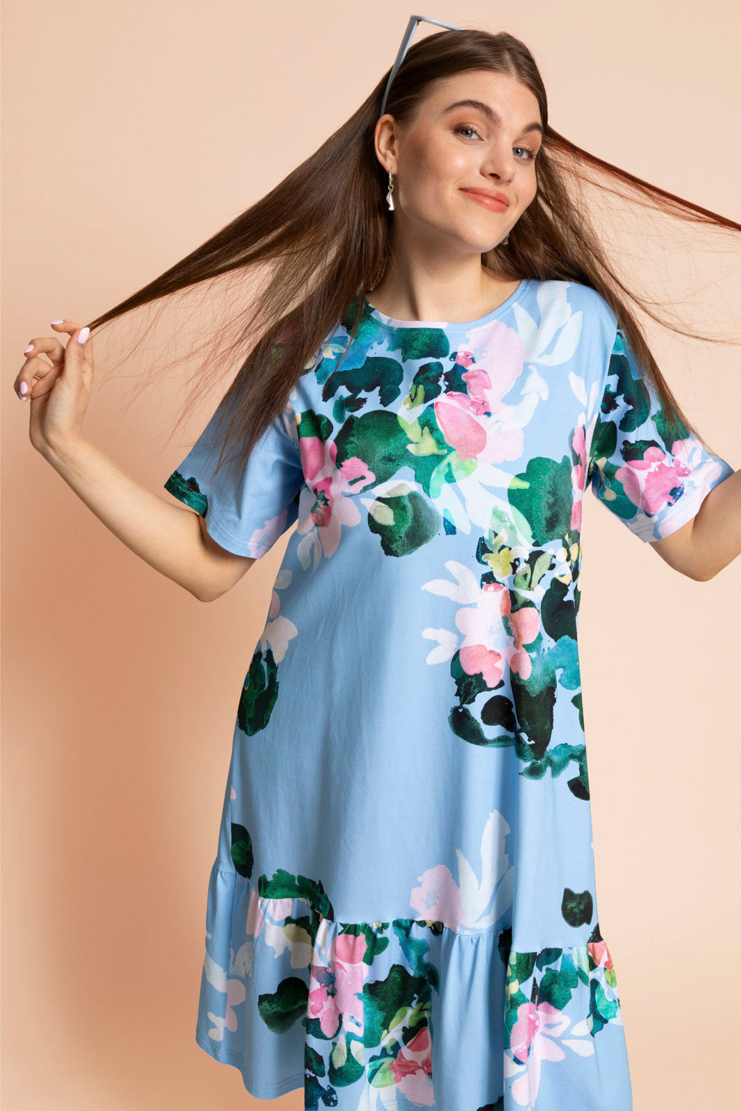 Naisten sininen t-paita mekko kukkakuosilla | modelheight:162, size:M