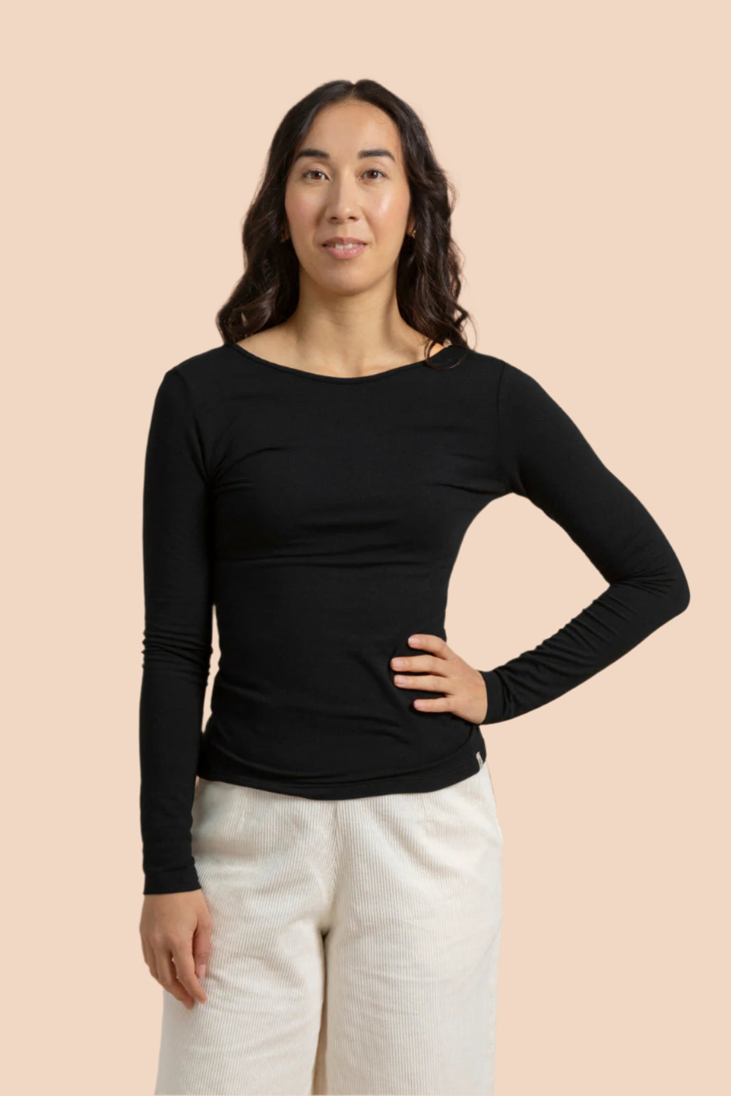 Naisten musta pitkähihainen paita | modelheight:169, size:XS