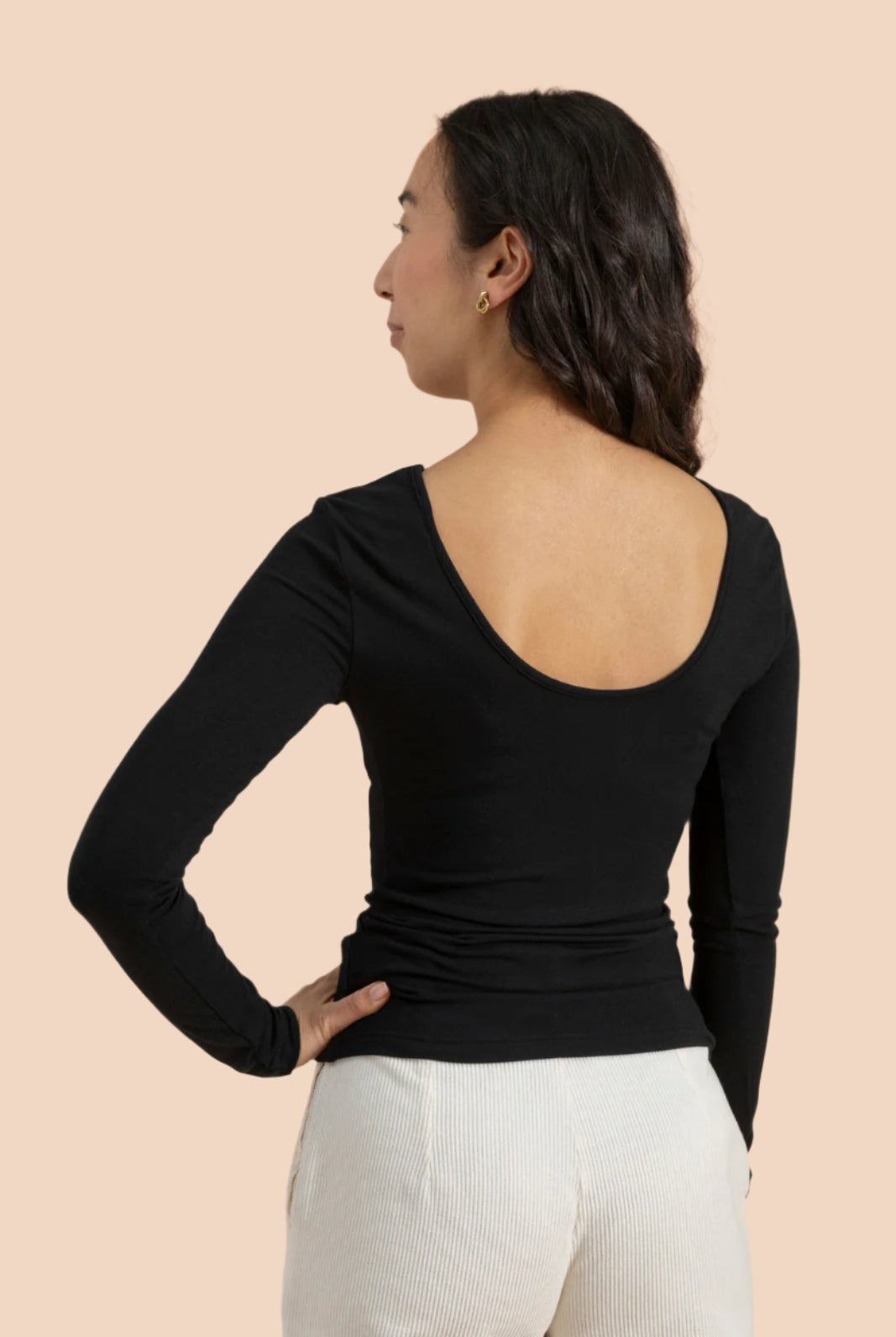 Naisten musta pitkähihainen paita | modelheight:169, size:XS