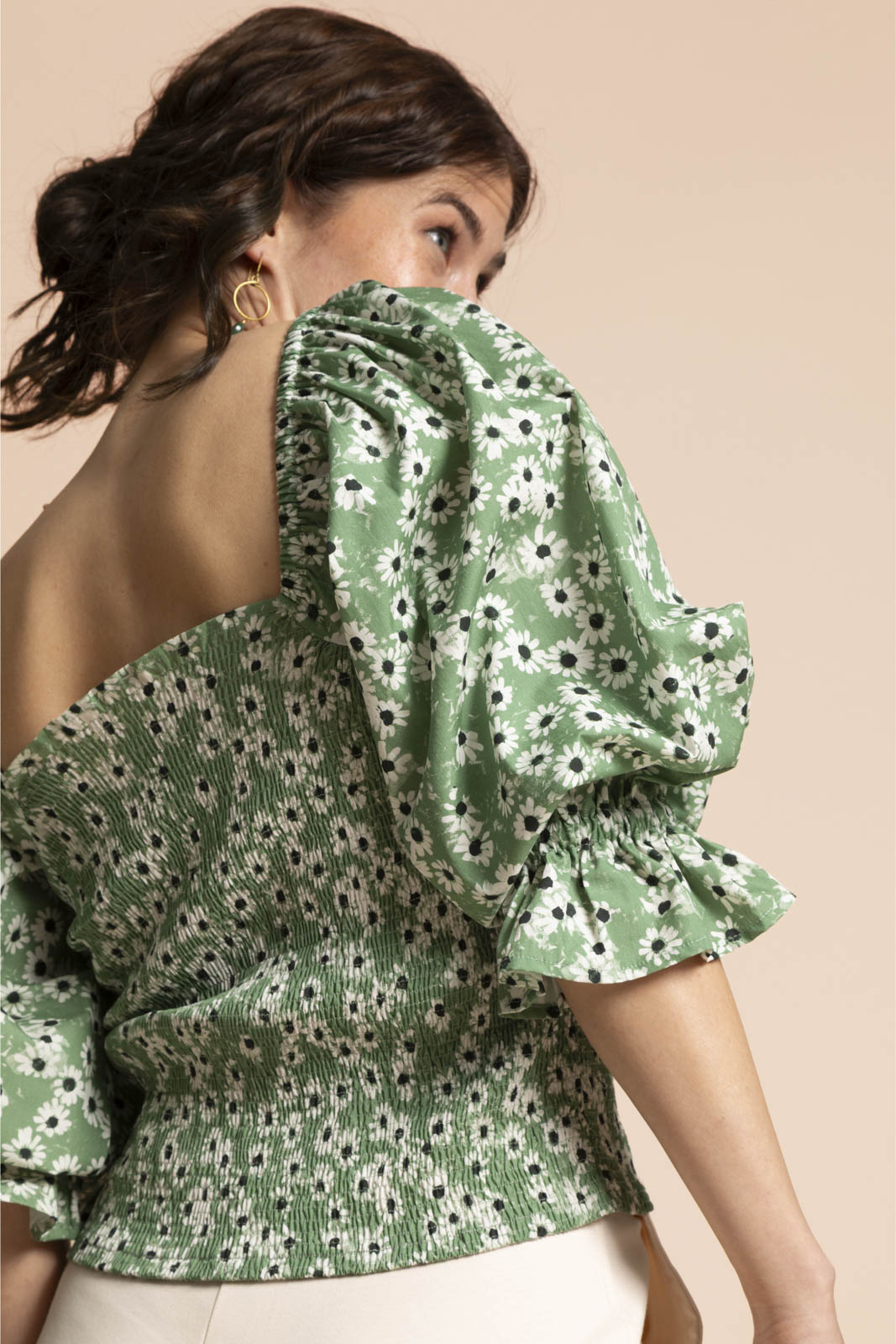 Naisten vihreä puhvihihainen paita minimalistisella kukkakuosilla | modelheight:163, size:XS