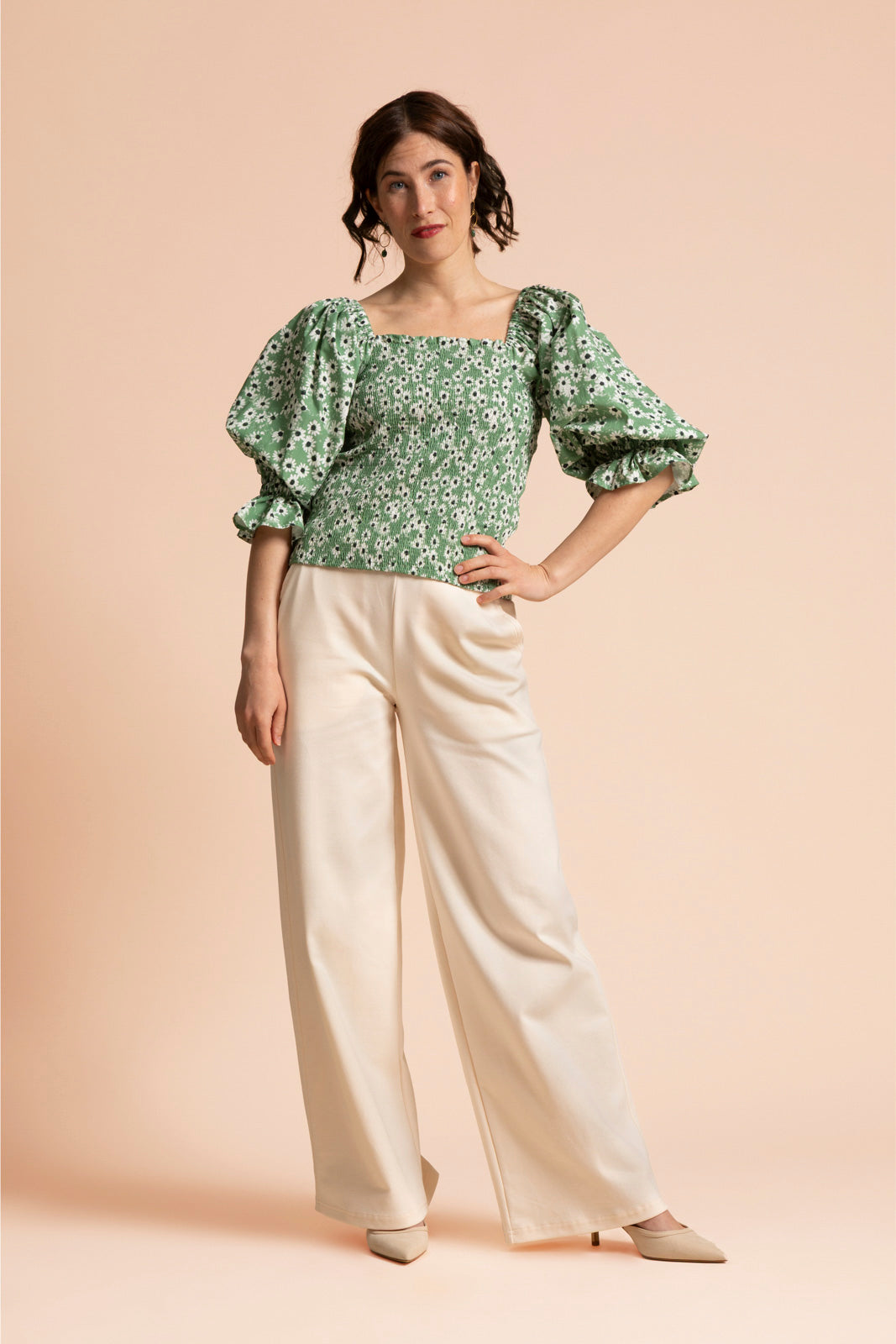 Naisten kermanvalkoiset leveät pitkälahkeiset housut