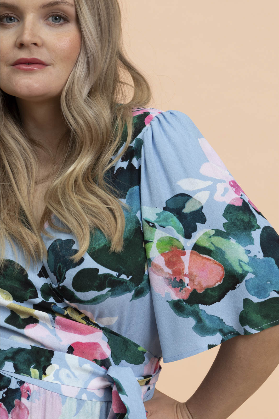 Naisten sininen juhlamekko kukkakuosilla| modelheight:166, size:M