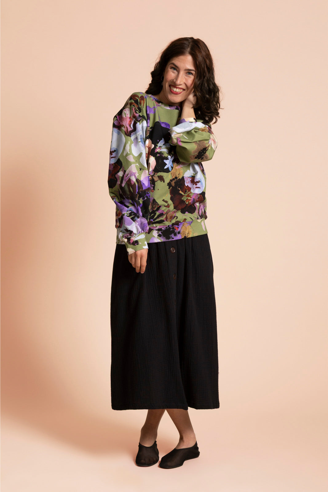 Naisten vihreä collagepaita kukkakuosilla | modelheight:163, size:XS