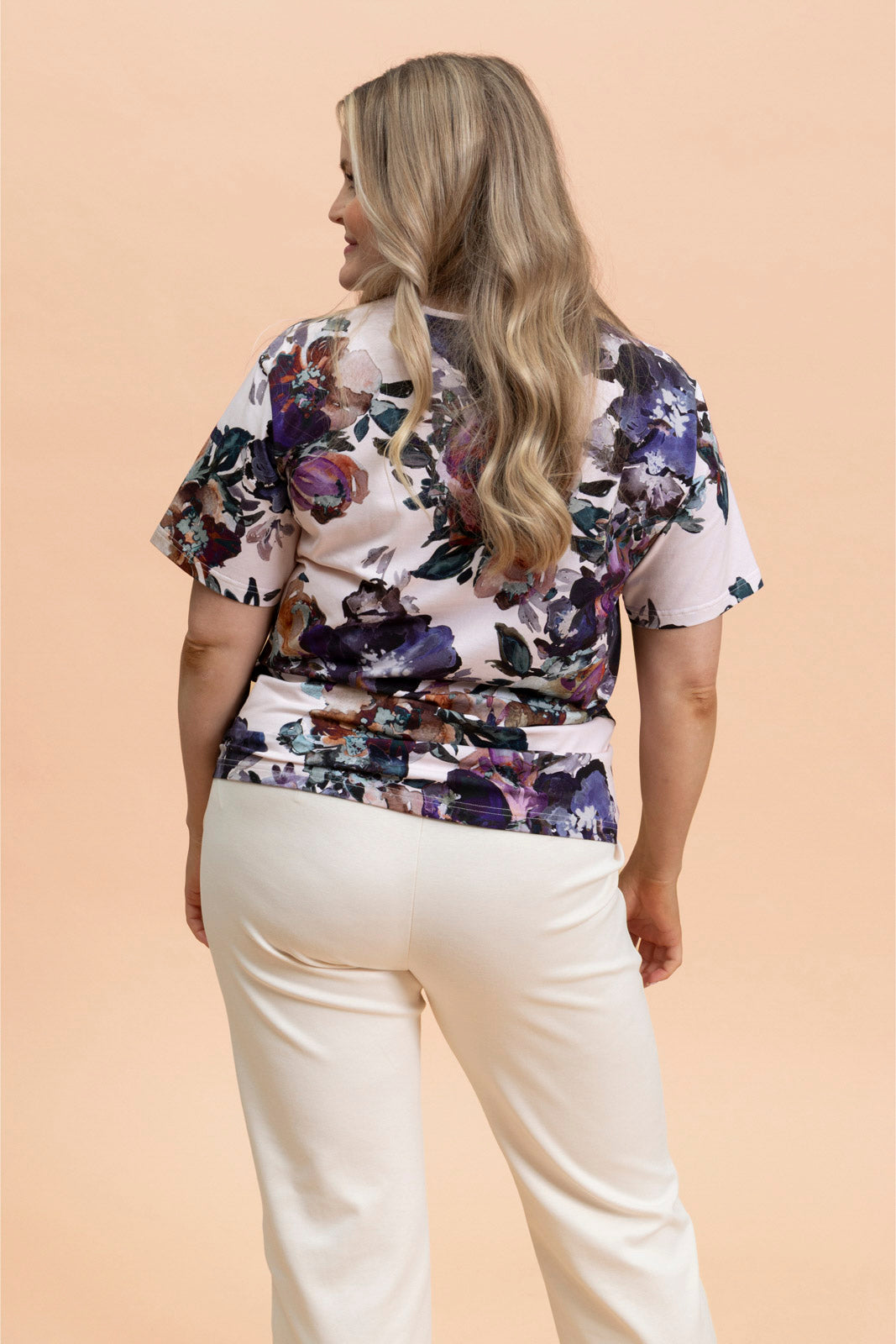 Naisten t-paita kukkakuosilla| modelheight:166, size:M