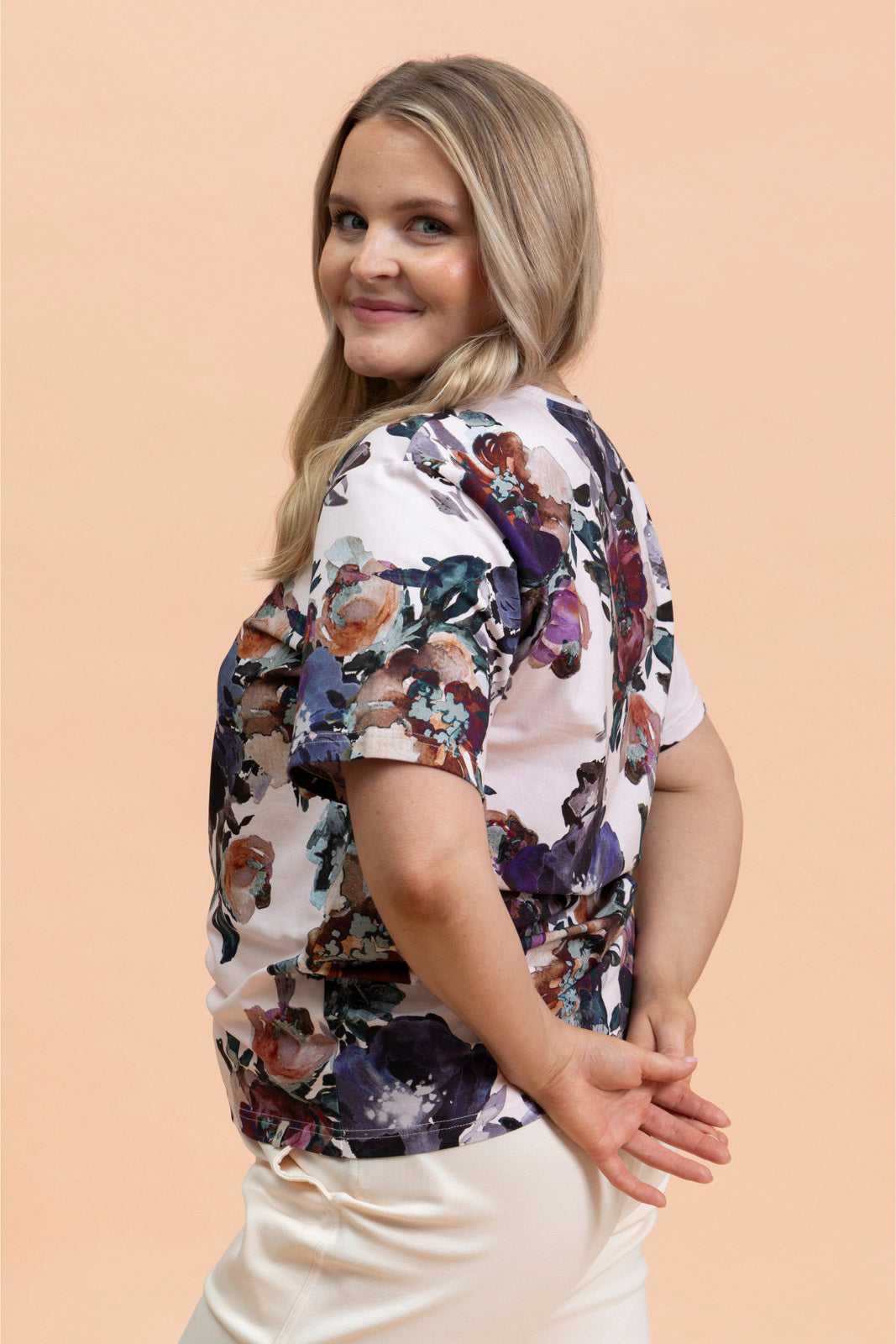 Naisten t-paita kukkakuosilla| modelheight:166, size:M