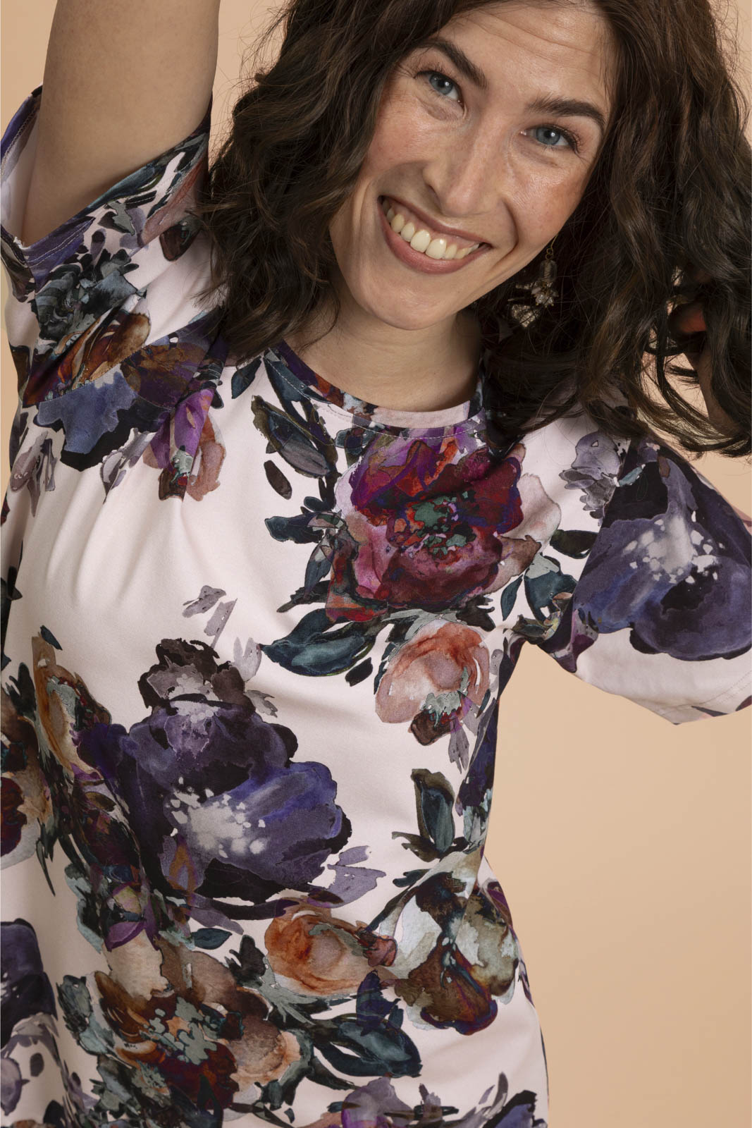 Naisten t-paita kukkakuosilla| modelheight:163, size:XS