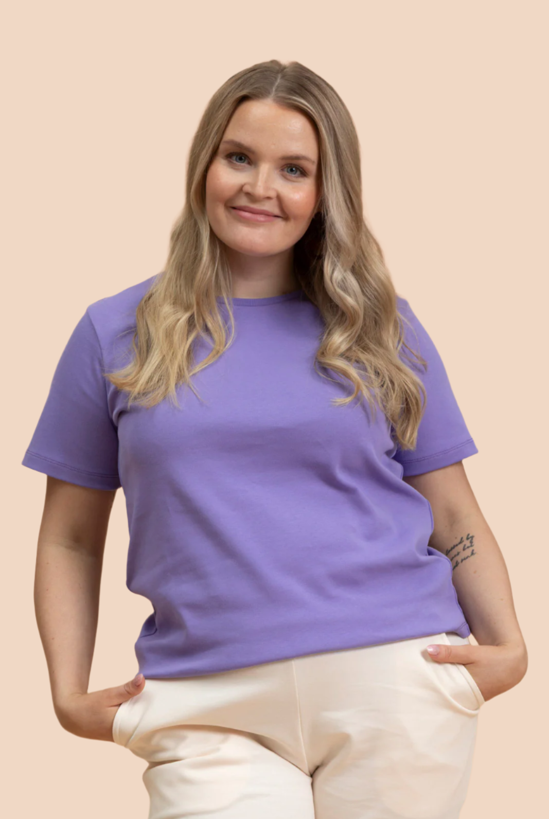 Naisten laventelin värinen t-paita | modelheight:166, size:M