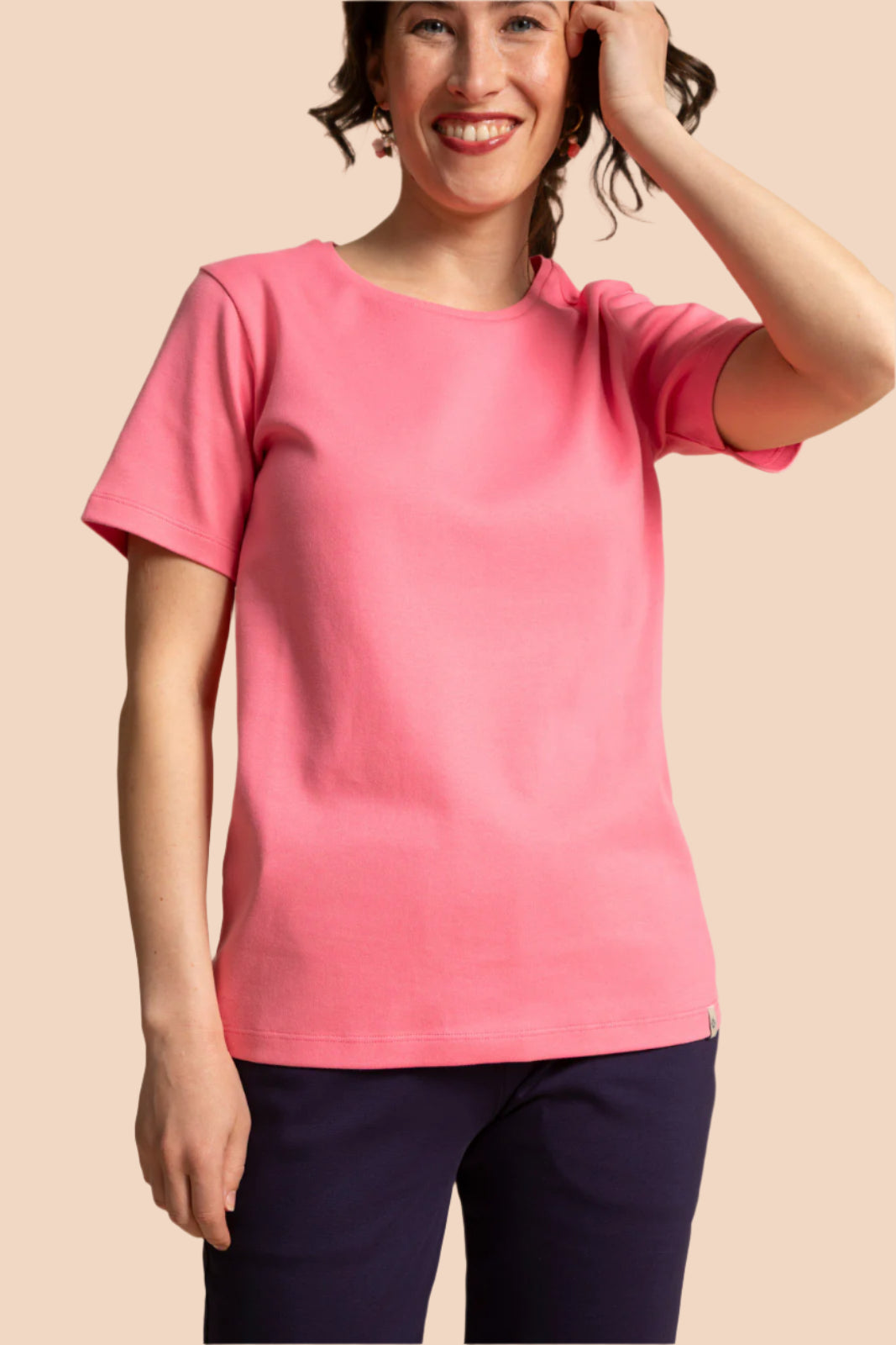 Naisten pinkki puuvillainen t-paita