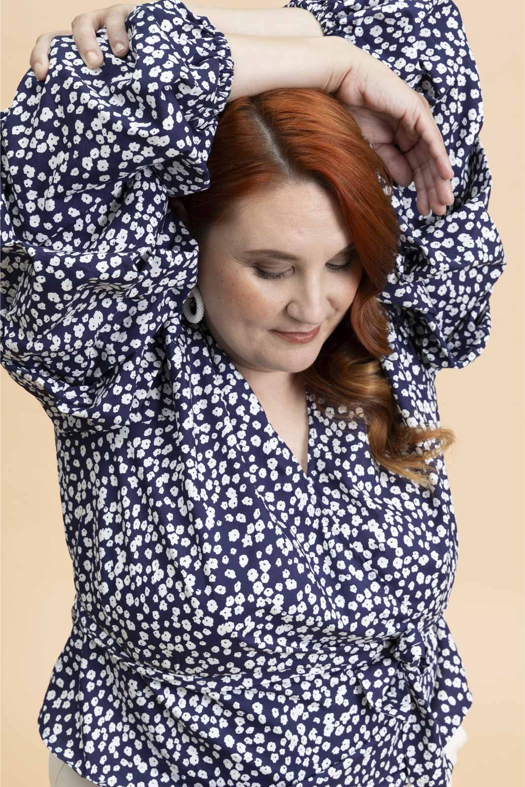 Naisten tummasininen kietaisupaita minimalistisella kukkakuosilla | modelheight:166, size:XL