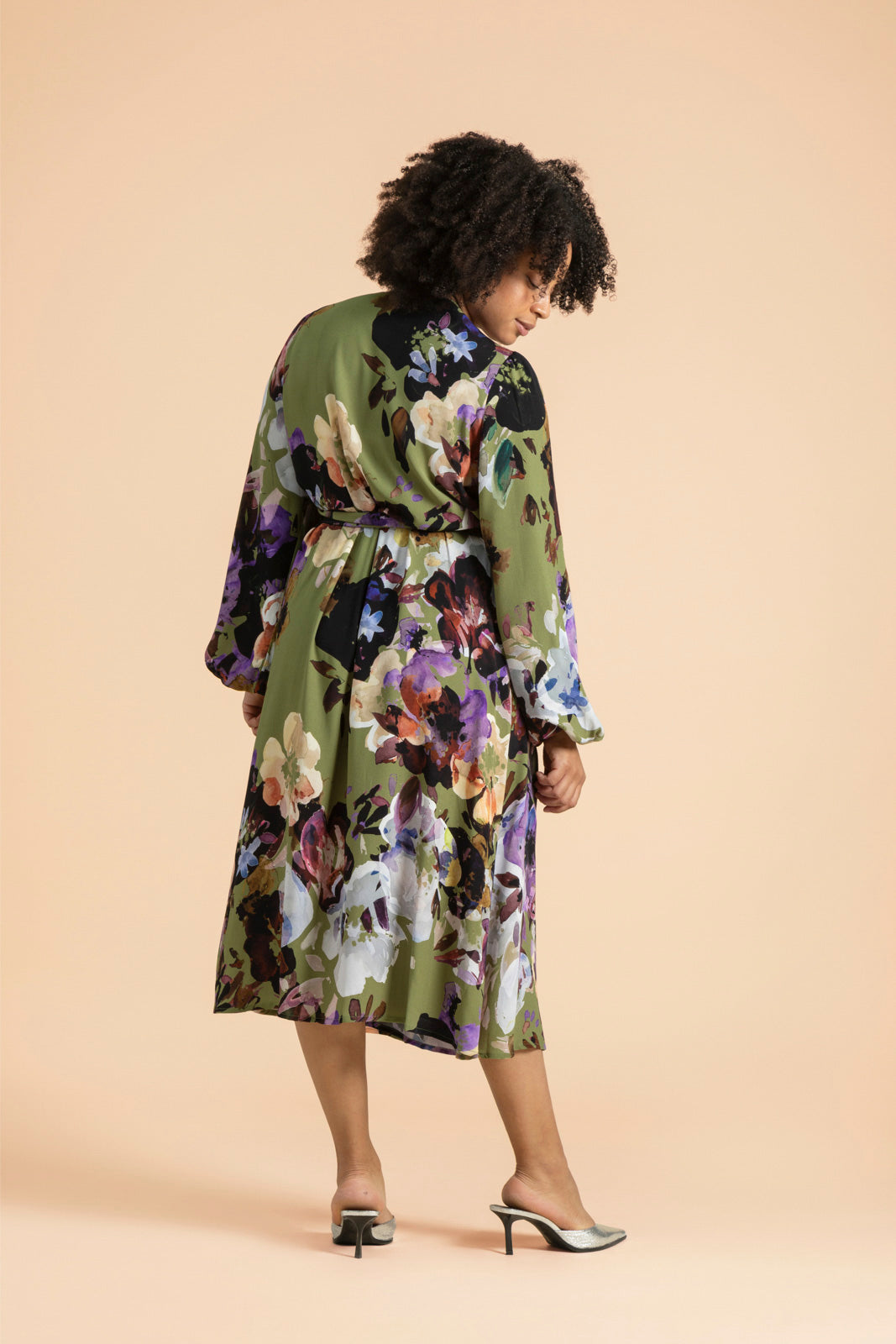 Naisten vihreä kreppiviskoosinen kietaisumekko kukkakuosilla | modelheight:165, size:M