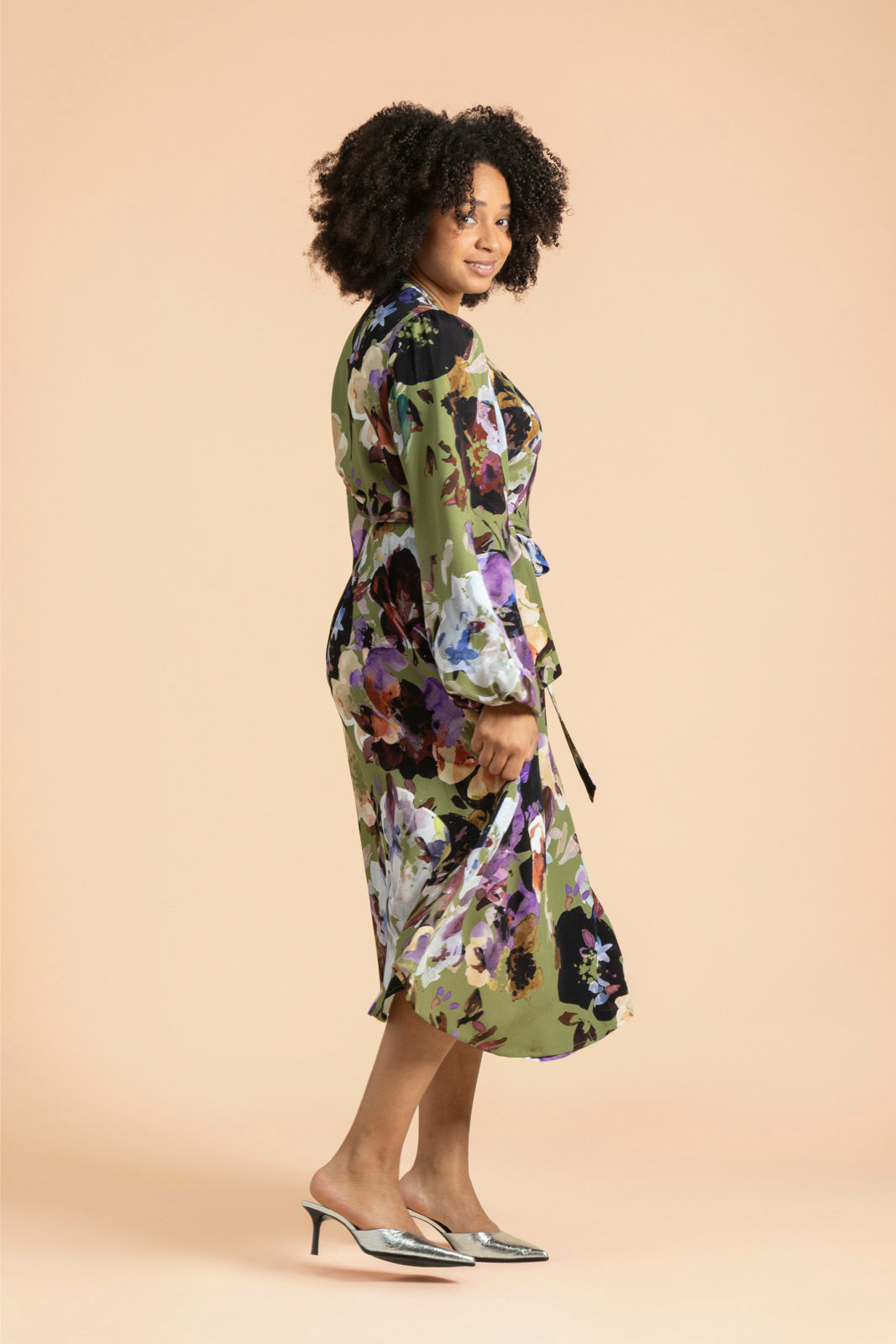 Naisten vihreä kreppiviskoosinen kietaisumekko kukkakuosilla | modelheight:165, size:M