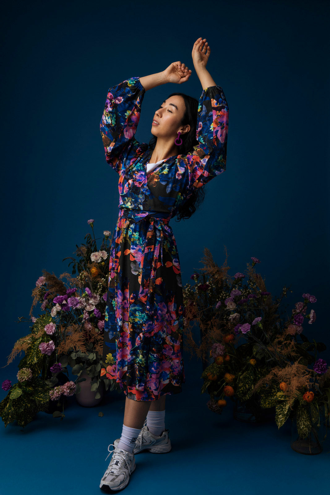 Naisten värikäs viskoosikreppimekko kukkakuosilla