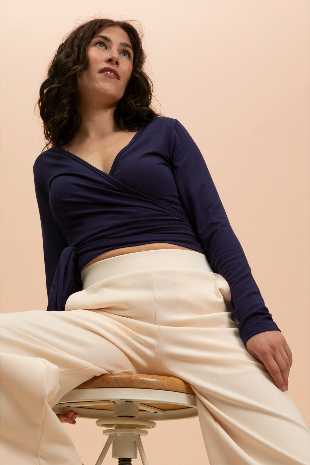 Naisten tummansininen kietaisupaita | modelheight:163, size:XS