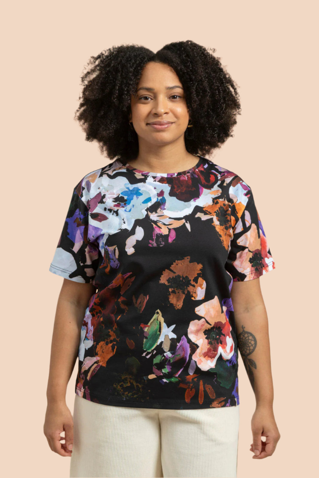 Naisten puuvillatrikoinen t-paita kukkakuosilla | modelheight:165, size:M