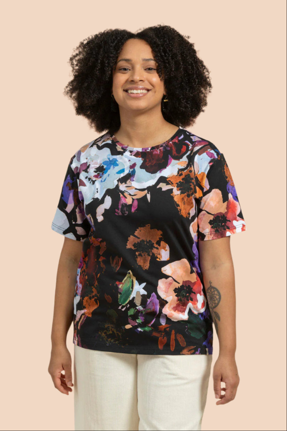 Naisten puuvillatrikoinen t-paita kukkakuosilla | modelheight:165, size:M